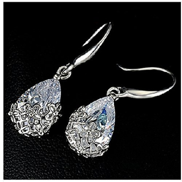 18k White Gold Crystal Drop Earrings - Picture 2 of 2